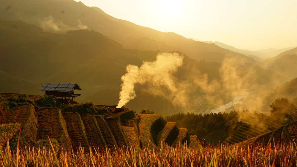 Áng khói chiều mỏng manh bay theo gió.